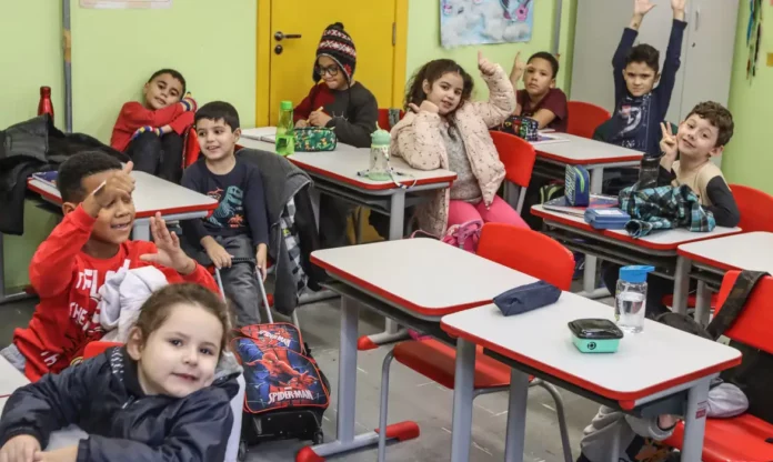 crianaçs sala aula