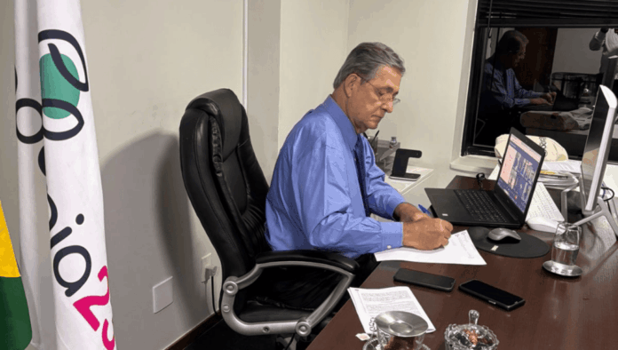 Secretário-Geral Regis Cavalcante durante reunião.